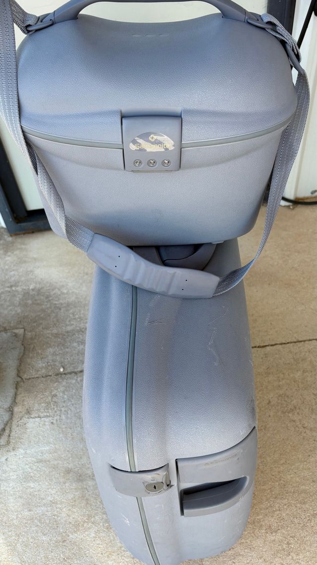 Samsonite: Maleta + neceser gris de regalo.