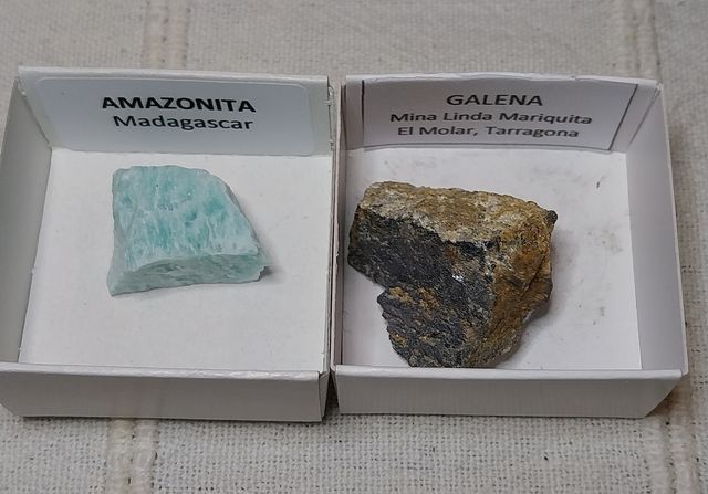 Lotto di 12 minerali in scatole da 4 x 4