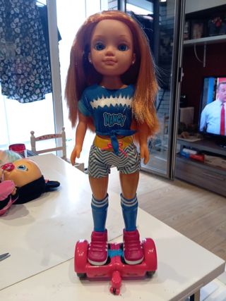 Nancy con hoverboard