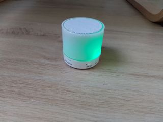 Altavoz mini LED RGB