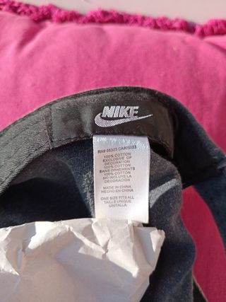 Gorra Nike gris y blanca
