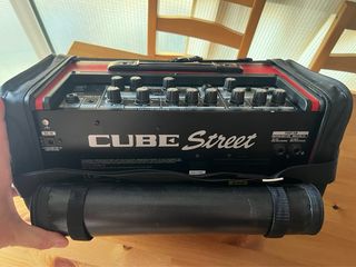 Roland Cube Street Amplificador Rojo con funda