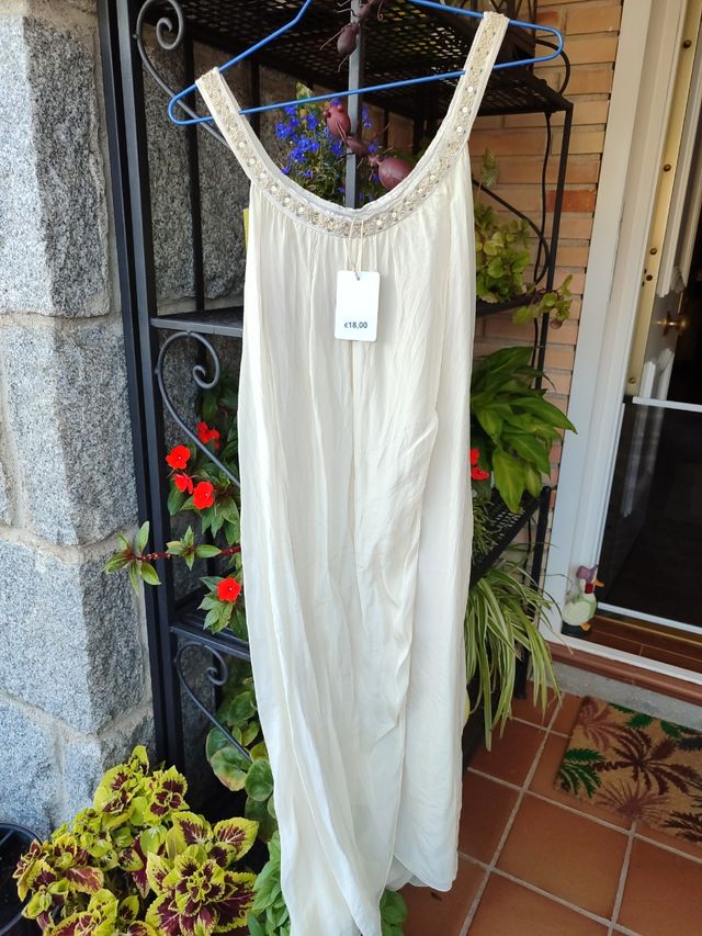 Vestido beige vaporoso