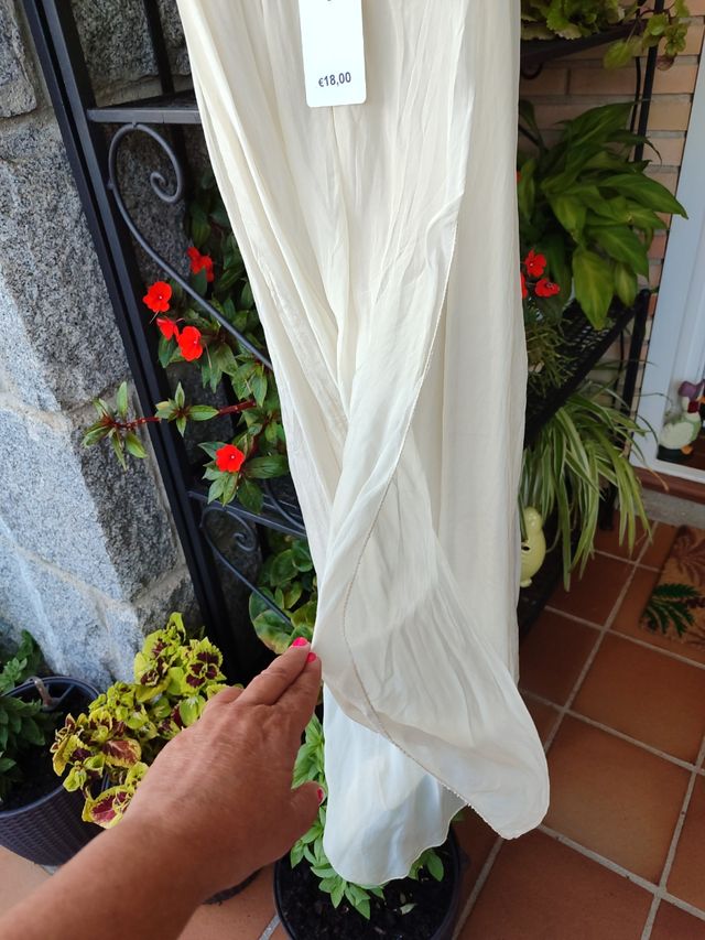 Vestido beige vaporoso