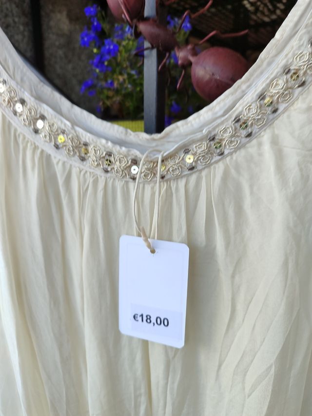 Vestido beige vaporoso