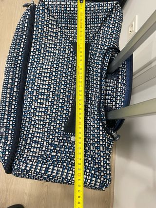 Maleta Kipling azul y blanca
65x40x20 aprox.