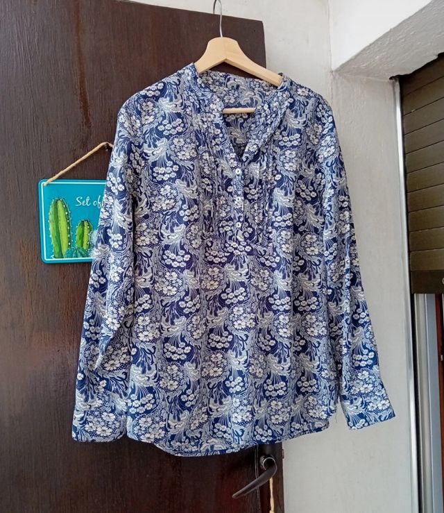 Blusa estampada azul y blanca