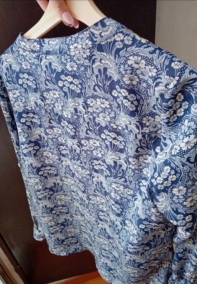 Blusa estampada azul y blanca