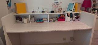 Escritorio blanco de madera