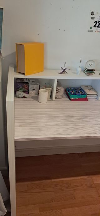 Escritorio blanco de madera