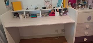 Escritorio blanco de madera