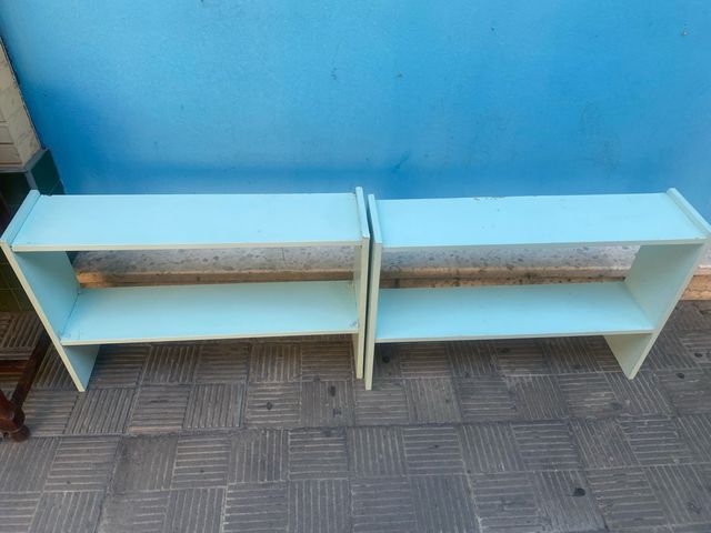 2 Estanterías azules de madera
80x55x18,5 cms 