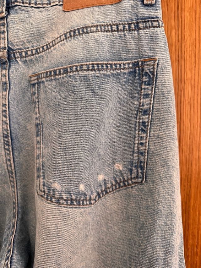 Vaquero wide leg azul con rotos. Talla 42. H&M.

