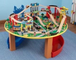 Mesa de tren de madera + trenes 