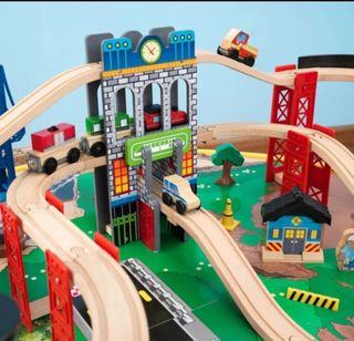 Mesa de tren de madera + trenes 