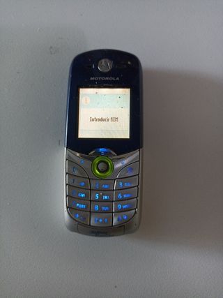 Móvil Motorola antiguo. Incluye cargador ñ