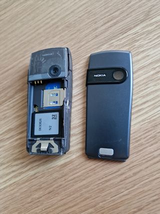 3 Teléfonos móviles antiguos Nokia y Motorola