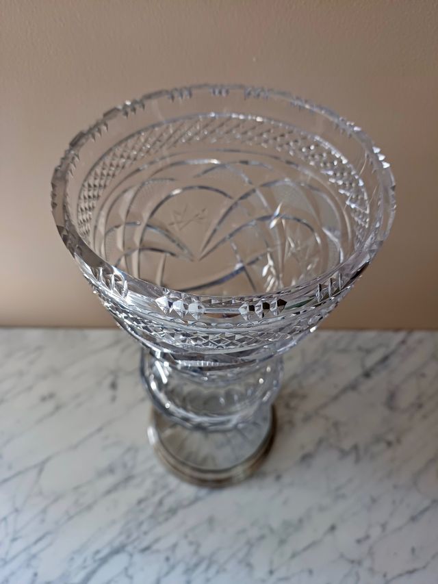 Jarrón cristal tallado, pie plata