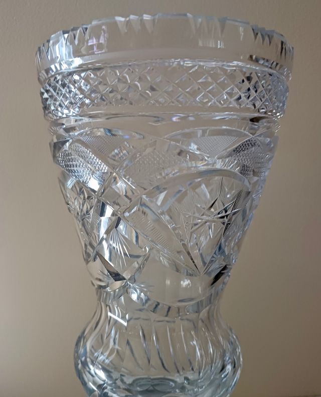 Jarrón cristal tallado, pie plata