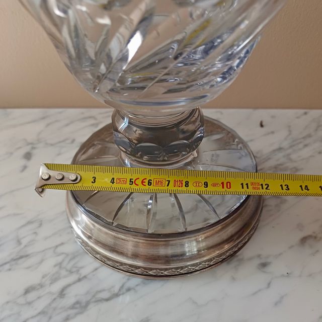 Jarrón cristal tallado, pie plata
