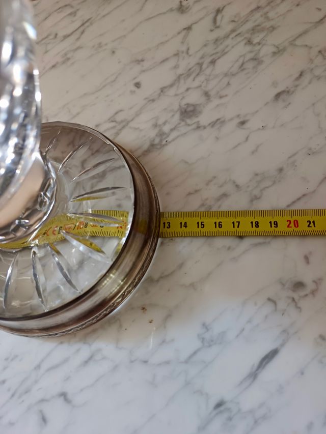 Jarrón cristal tallado, pie plata