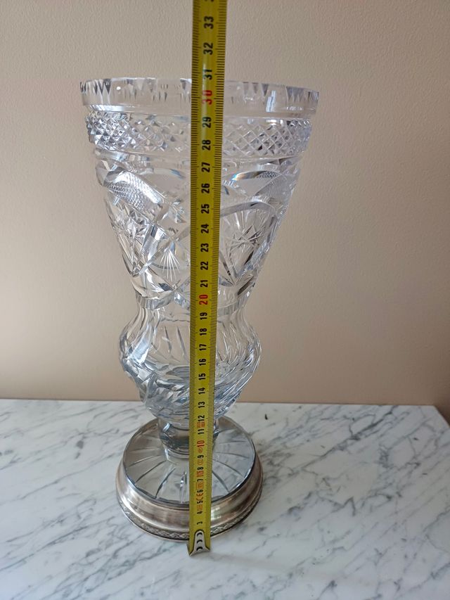 Jarrón cristal tallado, pie plata