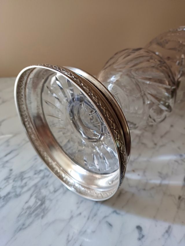 Jarrón cristal tallado, pie plata