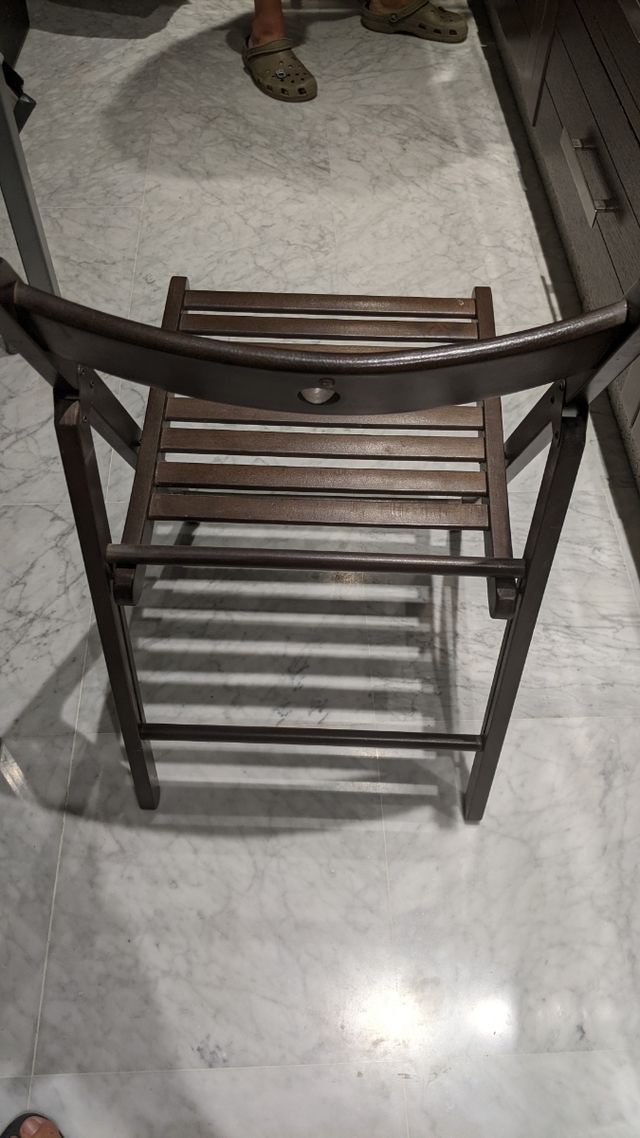 Silla plegable marrón de madera