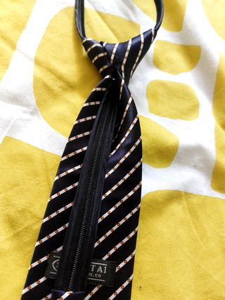 Corbata con cremallera