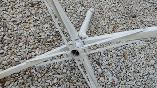 Tres Soportes de sombrilla de jardín.