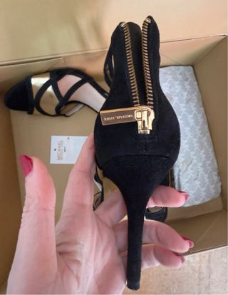Tacones Michael Kors negros y dorados