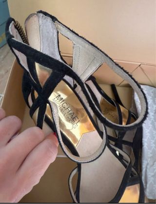 Tacones Michael Kors negros y dorados