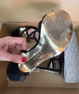 Tacones Michael Kors negros y dorados