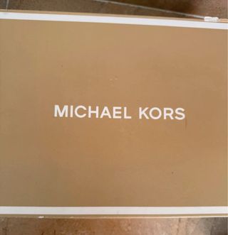 Tacones Michael Kors negros y dorados