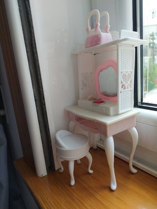 Muebles de juguete para muñecas