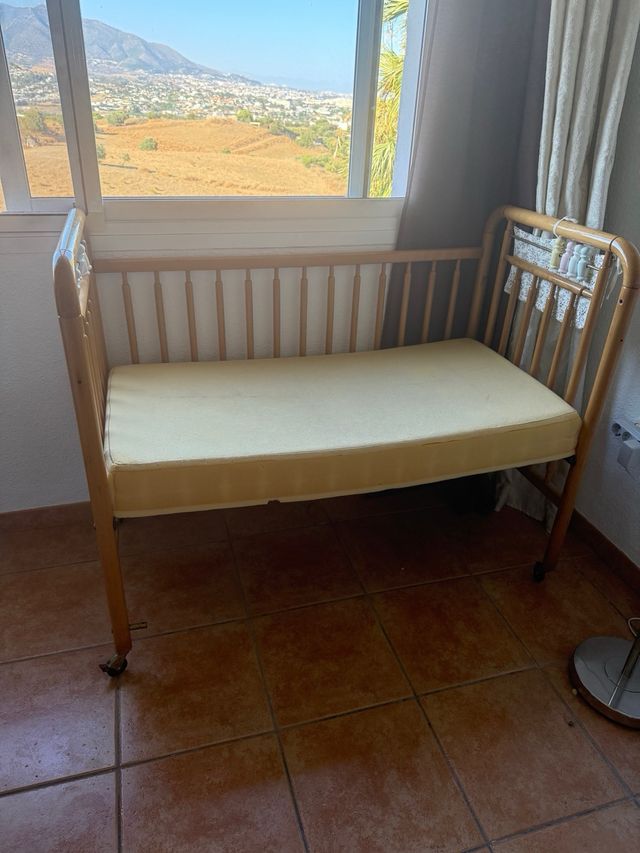 Cuna antigua de madera. se regala colchon