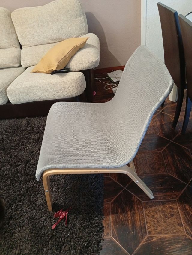 2 sillas grises de tela y madera