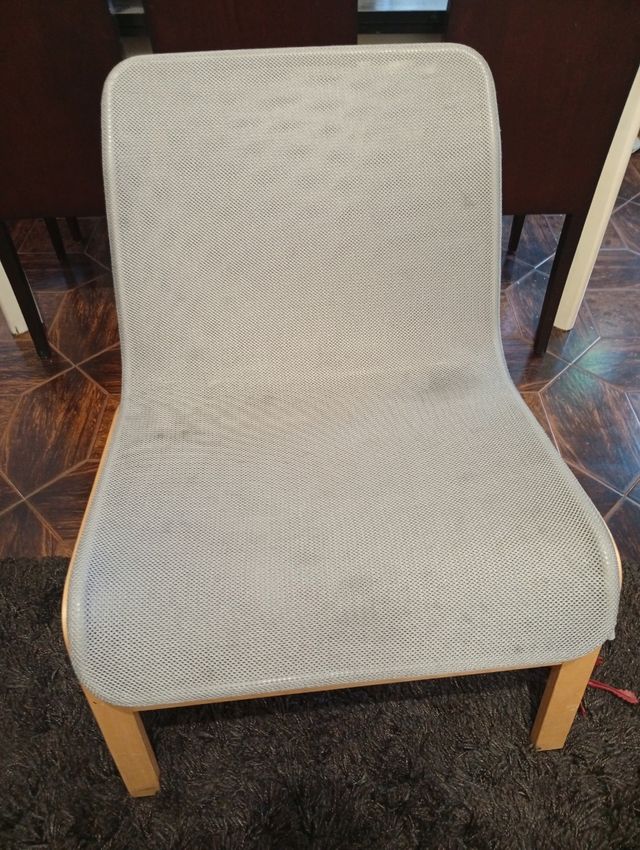 2 sillas grises de tela y madera