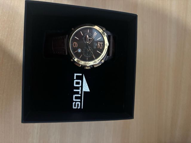 Reloj Lotus marrón y dorado