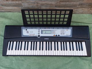 Yamaha PSR-E213 Teclado