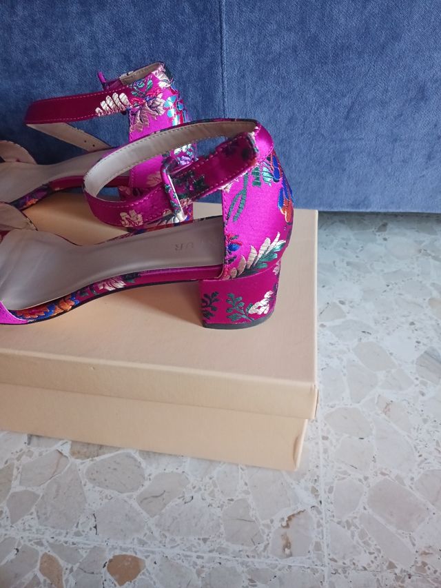 Sandalias tacón bajo estampadas