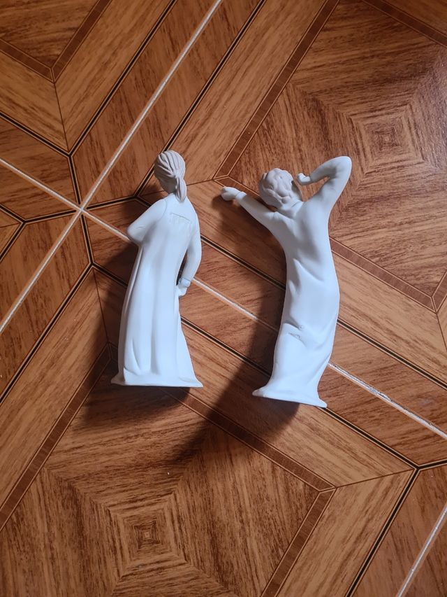 2 Figuras porcelana blancas