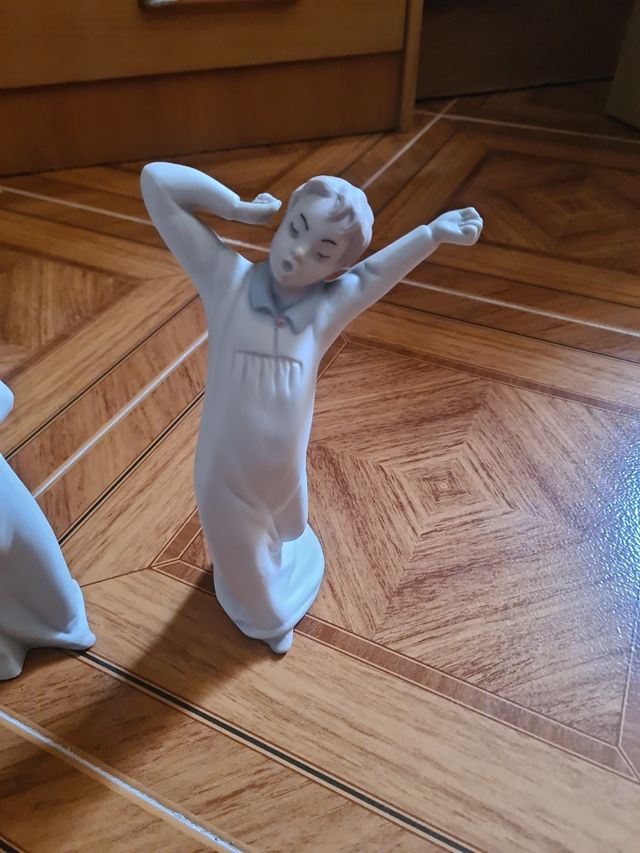 2 Figuras porcelana blancas