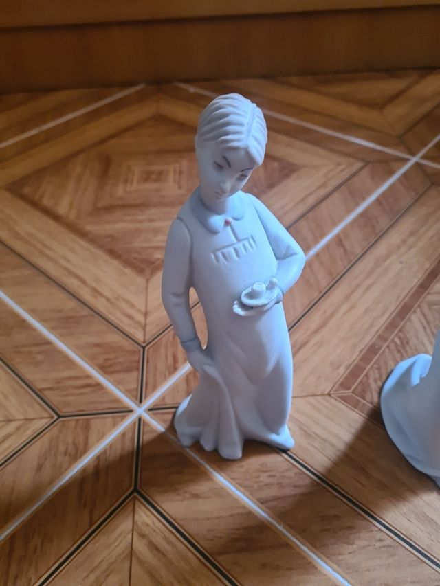 2 Figuras porcelana blancas
