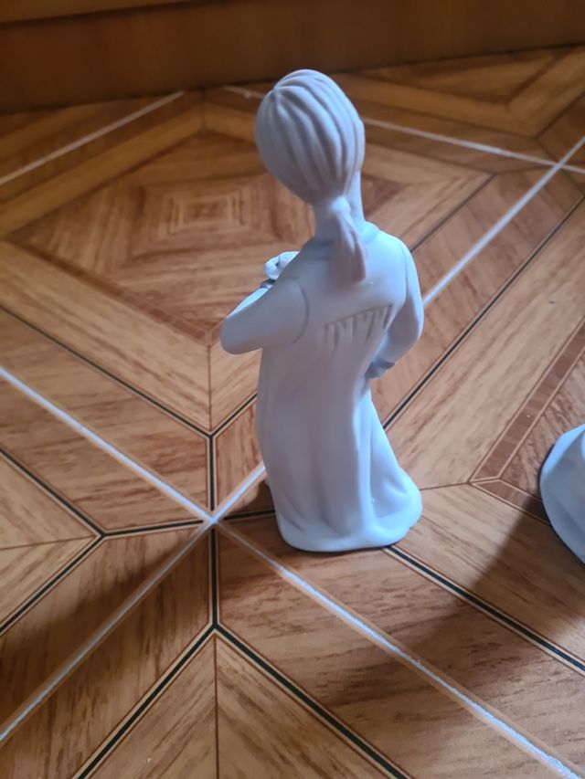 2 Figuras porcelana blancas