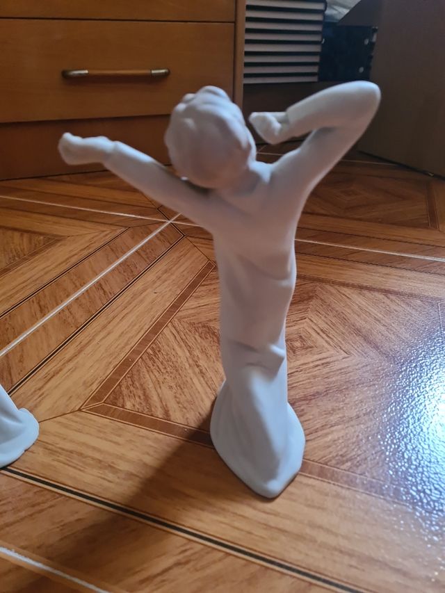 2 Figuras porcelana blancas