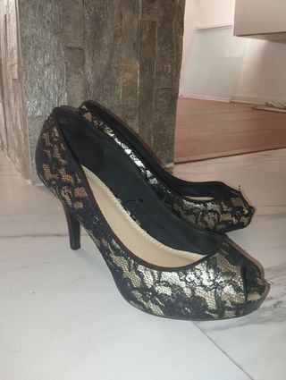 Zapatos tacón negros y dorados