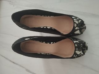 Zapatos tacón negros y dorados
