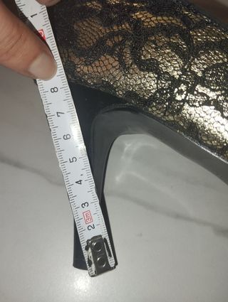 Zapatos tacón negros y dorados