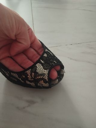 Zapatos tacón negros y dorados
